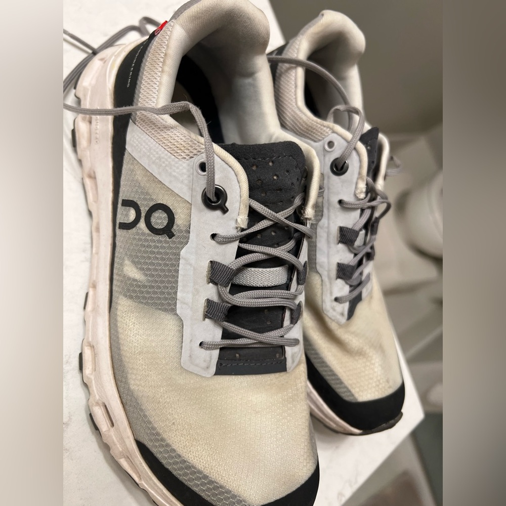 On cloud sneakers size 6